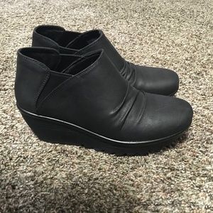 Skechers ankle boot, size 9, color black